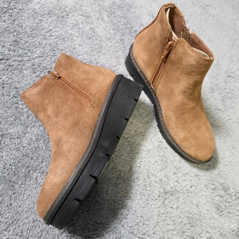 Clarks Womens 7N Airabell Vibe Ankle Boot Dark Khaki Suede Ruffle Wedge Platform